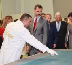Don Felipe durante su visita a las instalaciones de Carbures Europe